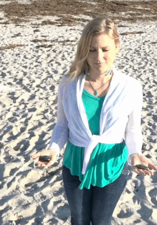 photo de Mélodie en nature ressenti de cristaux sur la plage Formation en spiritualité chamanisme énergétique mémoires