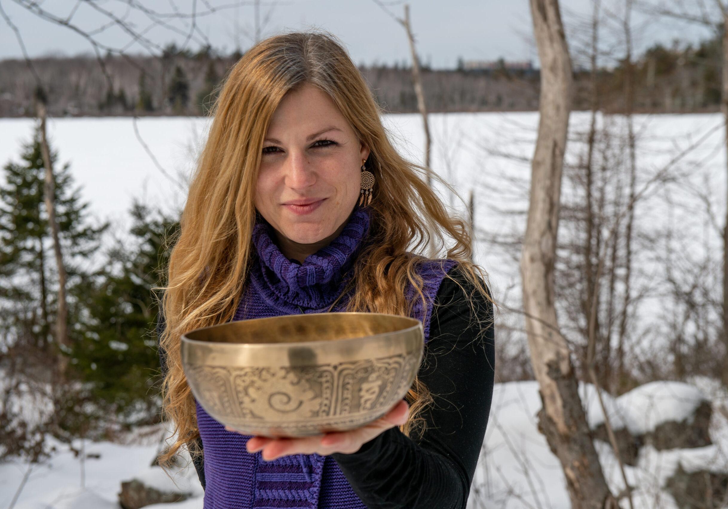 photo de Mélodie en nature avec un bol tibétain formation chamanisme énergétique spiritualité