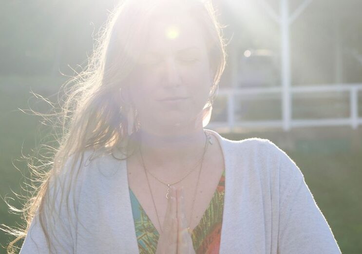 photo de Mélodie en méditation en nature avec lumière sur troisième oeil chamanisme